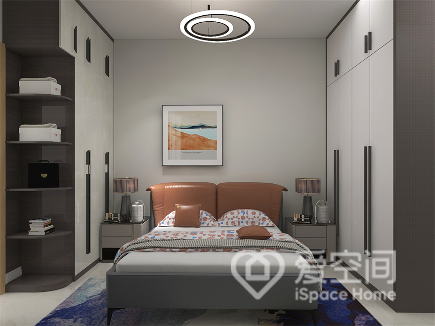 白色的空间中加以橘色床头，带来了特别的视觉氛围，两侧的定制衣柜收纳功能强大，打造出更简洁的空间氛围。