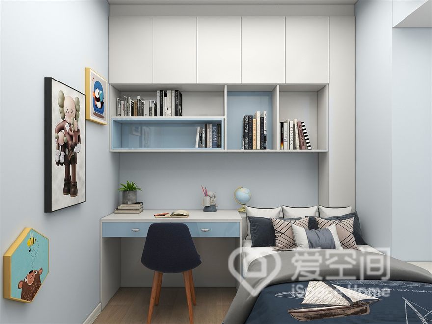 次卧空间硬装部分以白色为主调，简洁的榻榻米一体柜强调了空间感，蓝色柜面的点缀增加了温馨氛围。