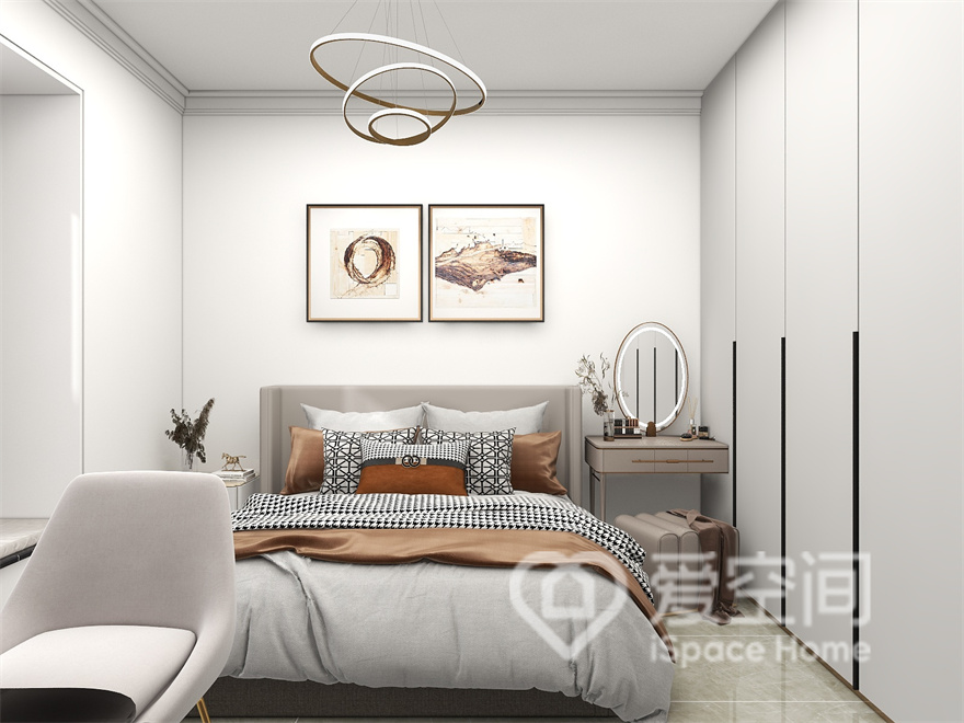 设计师使用了大白墙作为主卧背景墙，灰色床体搭配橙色床品，增添了高级质感，令空间更具都市气息。