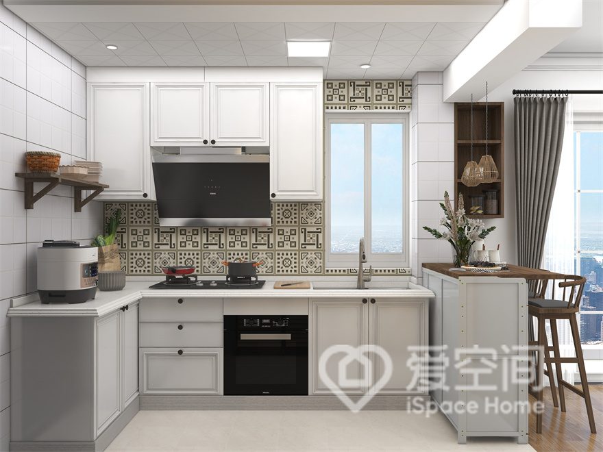 厨房基本采用开放式布局，局部以吧台做隔断，很好的划分了空间，白色橱柜在空间中十分有格调。