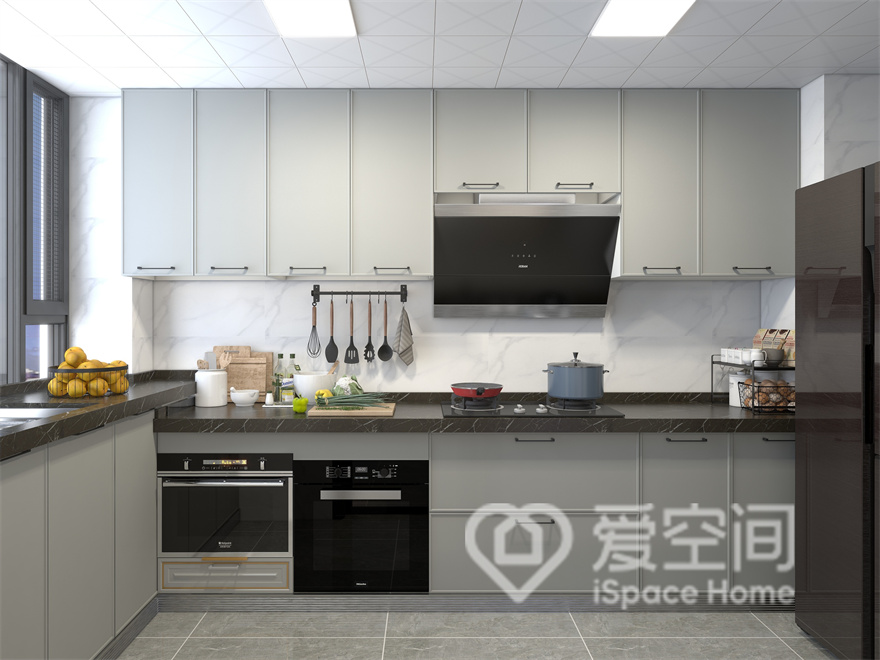 厨房空间中没有过多的矫饰，奶油白橱柜展现了现代风格的写意美感，嵌入式电器增加了空间的层次。