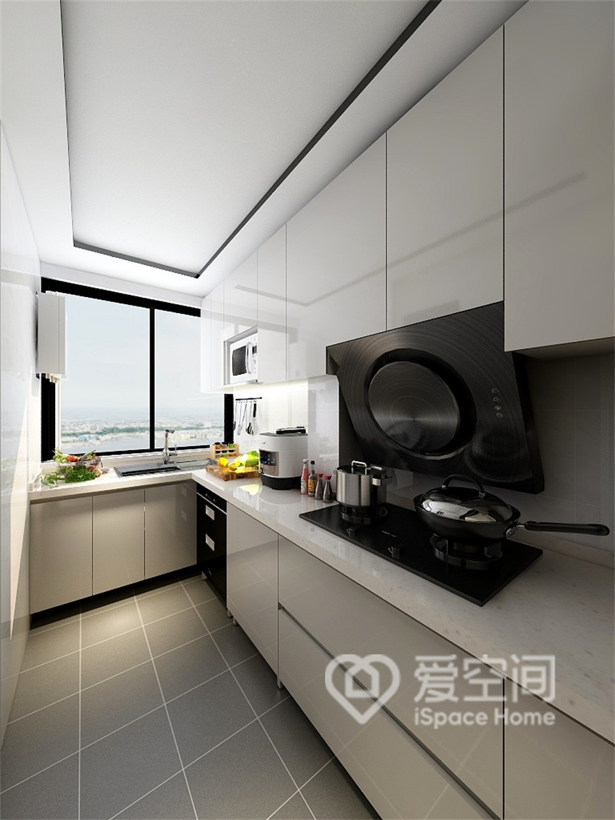 厨房纵深长，L型动线设计令烹饪操作变得舒适简单，白色吊柜配以米色底柜彰显出时尚现代感。