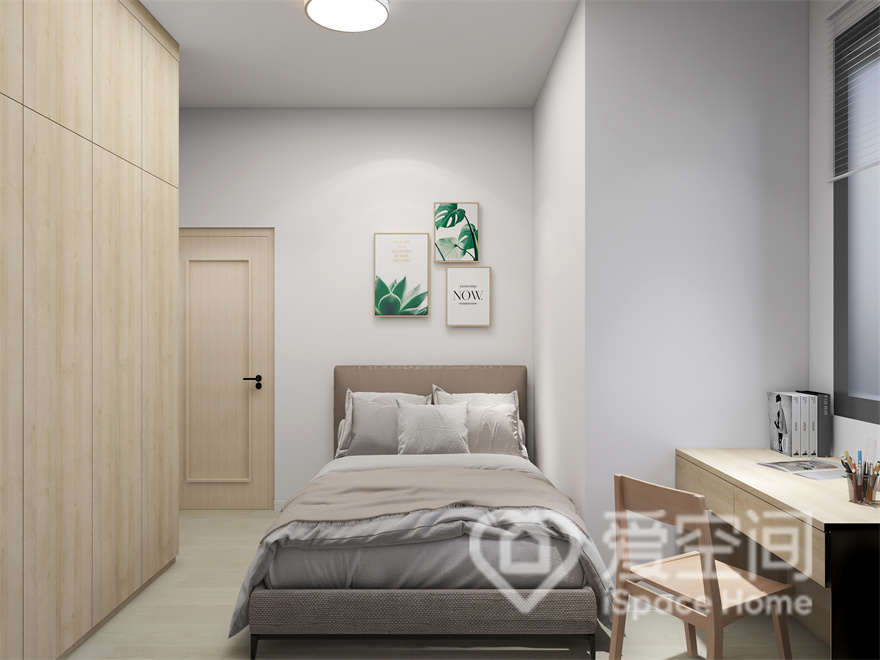 为保证设计的整体性，次卧衣柜选择了同色系的原木定做设计，并做了隐形，便于家具与背景在视觉上保持一致。