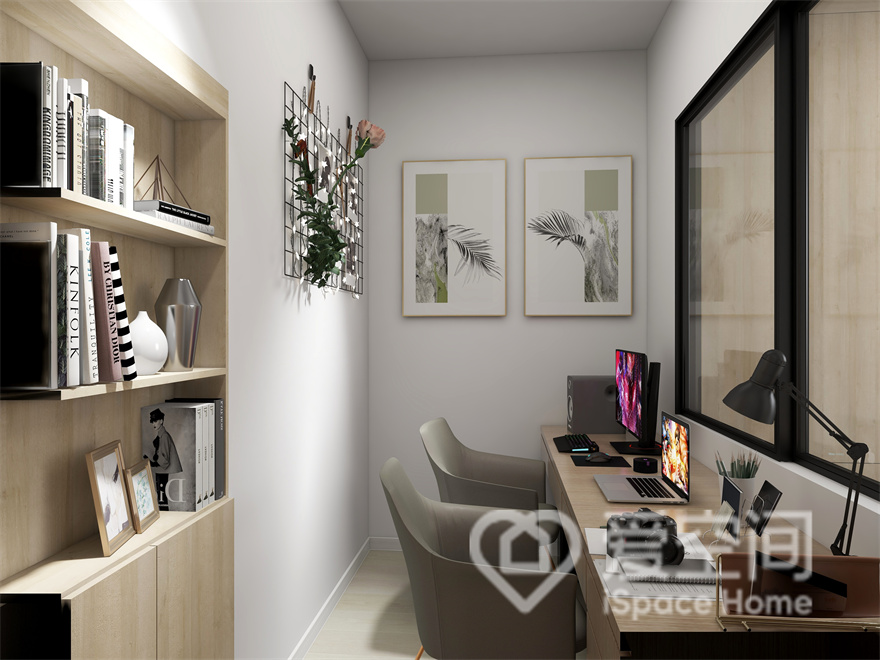 长条书桌提高了使用舒服性，书柜与书桌质地相得益彰，入墙式设计看起来与背景更加和谐。