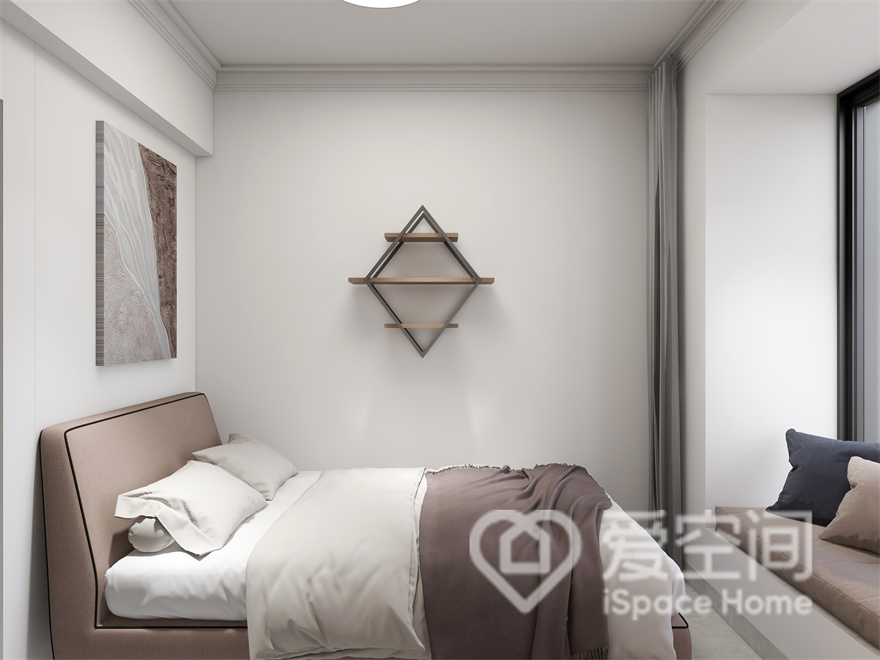 次卧大白墙中加入简约的装饰元素，整个空间变得更加通透自然，衬托出舒心、慵懒的睡眠环境。