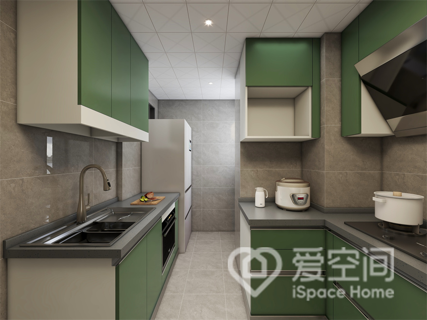 厨房空间保持着简约的设计语言，绿色柜面质感高级，搭配灰色操作台，整个设计带来舒适的感觉。