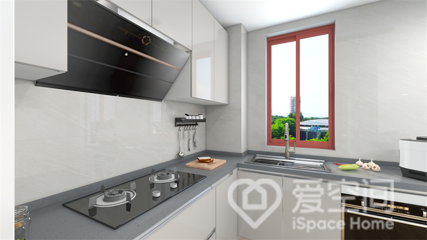 厨房采用米白为橱柜色调，与背景墙营造出和谐的视觉氛围，灰色操作台展现出独特的层次魅力。