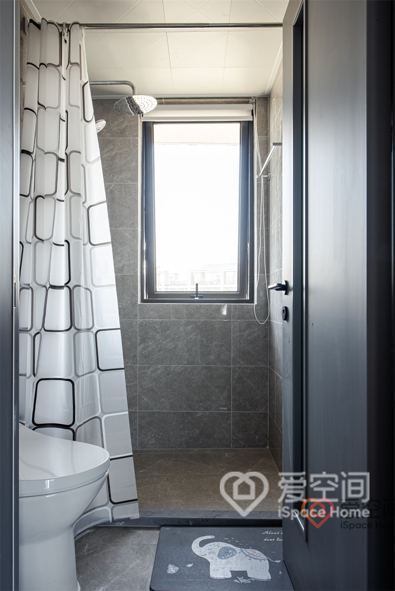 设计师使用浴帘作为空间的干湿分离，灰色空间中巧妙搭配白色洁具，让空间更有层次感。
