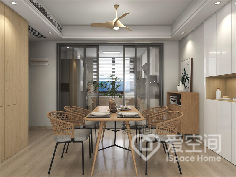 原木餐桌配以简雅餐椅，呈现出干净的用餐氛围，餐边柜入墙设计，隐形效果好，空间显得宽敞明亮。