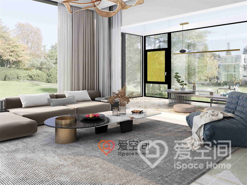 客厅采光较好，硬装与软装格调比较统一，米色沙发视感舒适，简约高级，搭配茶几、地毯和灯具，营造出独特的生活格调。