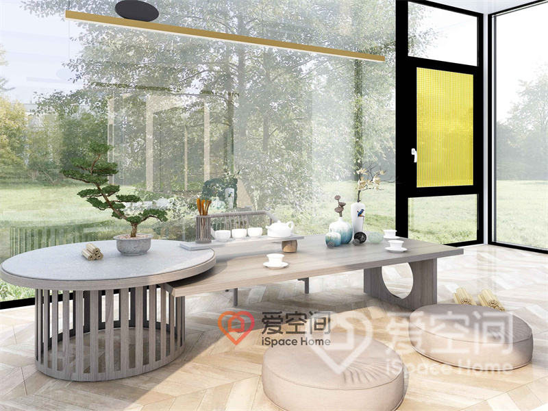 臨窗放置茶桌椅，在感官上帶來高大上的感覺，家具彰顯出品質和設計感，盆景和茶具塑造出禪意意境。
