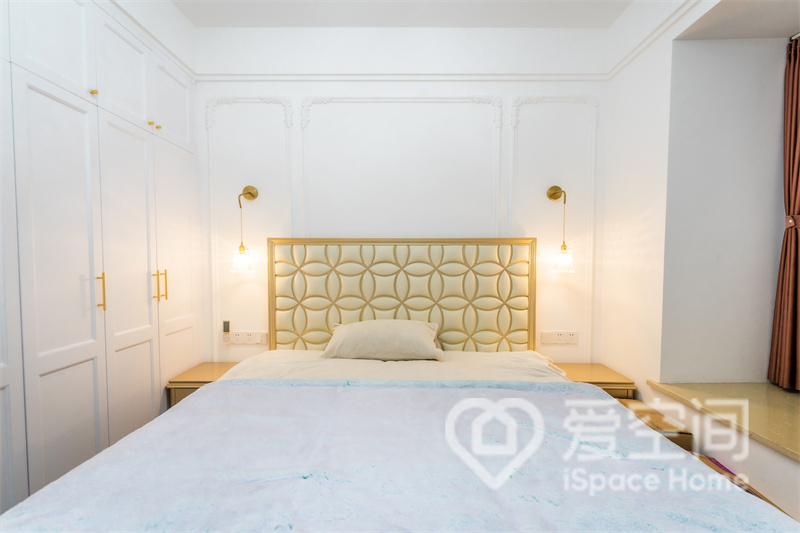 主卧以白色和原木色作为搭配，空间瞬间变得高级起来，床头柜和壁灯对称布局，局部显得十分端庄。