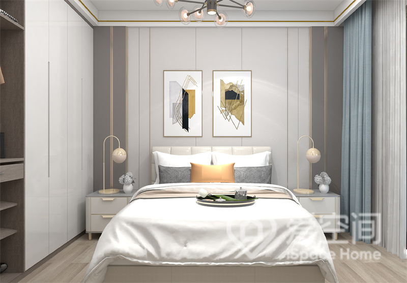 主卧背景带有竖线纹理，配以时尚装饰画，增添了空间的艺术美感，灰白色床品看起来十分舒适。