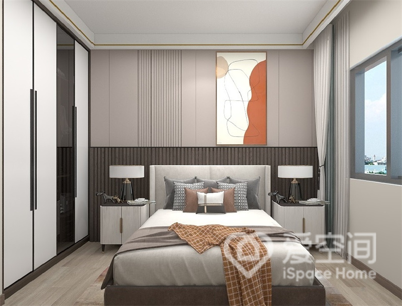 次卧背景拼接设计，层次感强，灰白色床品呈现出沉稳不失柔和的视觉氛围，卧室看上去静谧舒适。