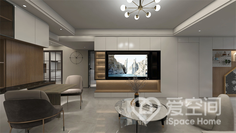 白色色调让整个客厅空间变得放松而舒适，电视墙中简单的采用木材做展示柜，增加了立面的层次效果。