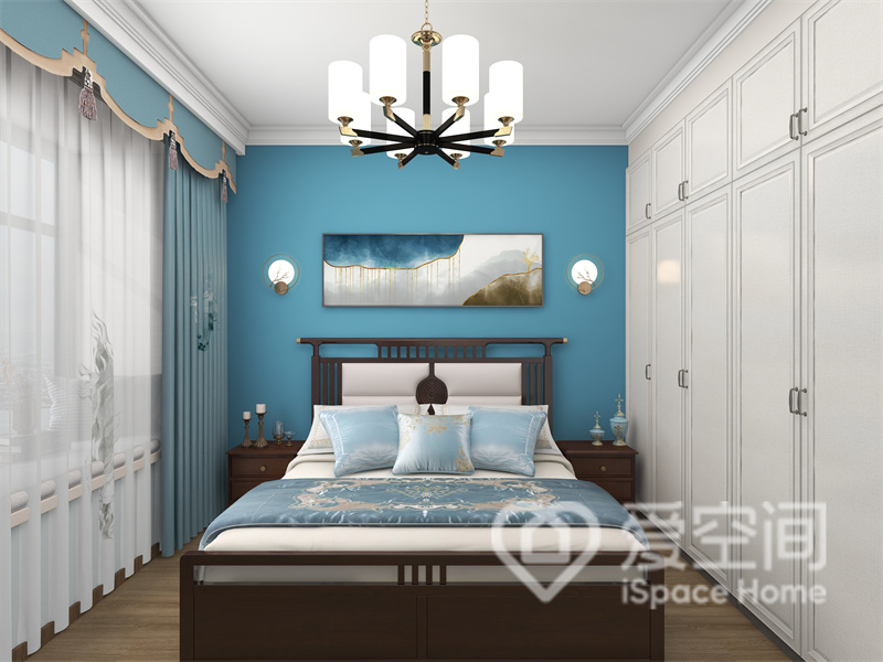 中式蓝使主卧空间显得十分典雅素净，衣柜入墙式设计，不会影响空间的整体美感，也满足了储物功能。