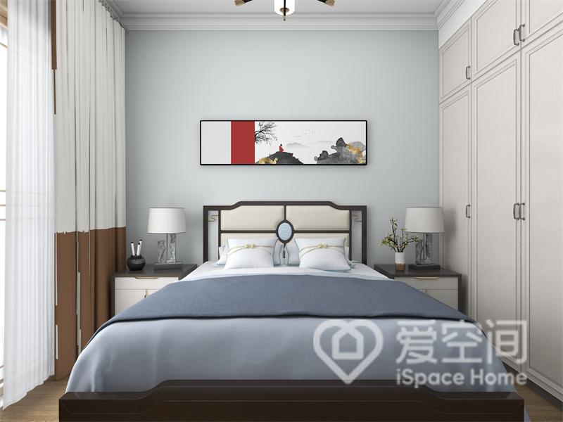 次卧简洁干净，低饱和度床品让次卧空间更加明亮舒适，装饰画一抹胭脂红带来轻盈素雅的中式调性。
