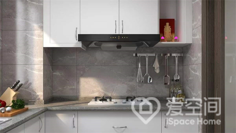 厨房充满线条质感，动线规划舒适，灰色空间中加入白色橱柜，营造出特别的干净而整洁的烹饪氛围。