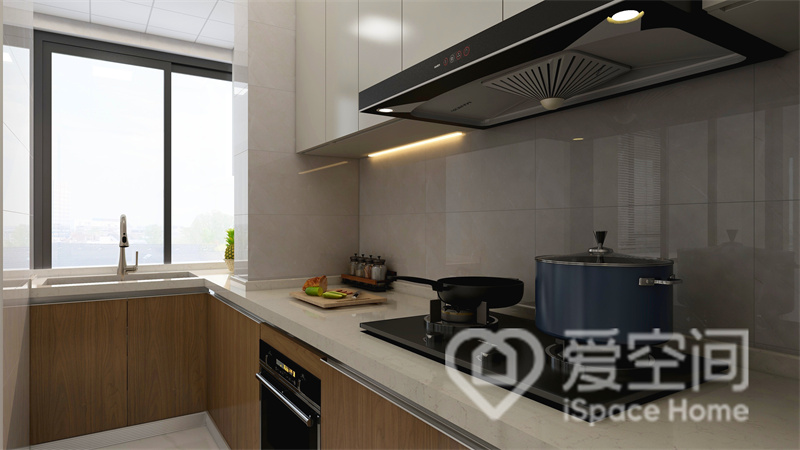 L型的布局方式使厨房空间看起来十分敞亮，白色与木色柜面相互搭配，空间的层次感得到了丰富。